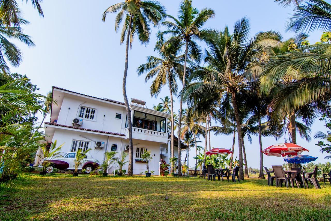 White House In Goa, Truly Amazing Experience Bed and Breakfast Saligao Exteriör bild
