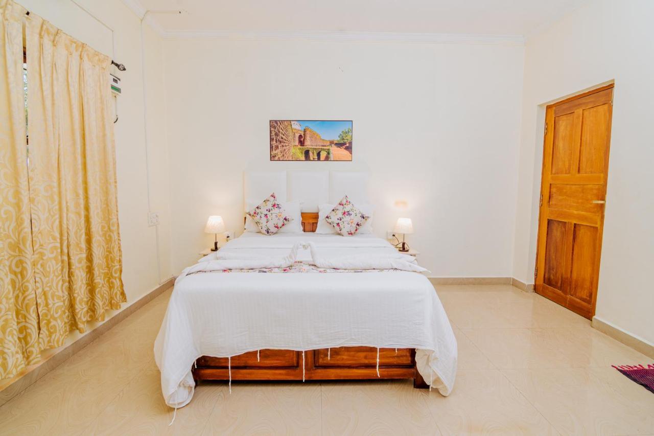 White House In Goa, Truly Amazing Experience Bed and Breakfast Saligao Exteriör bild